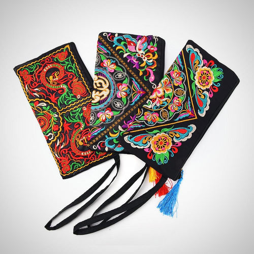 Are you looking for a day clutch for this summer? Here it is! This beautifully embroidered clutch will finish off your look this summer. Available in three different patterns.